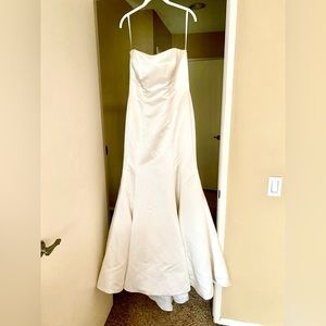 NWT-Mermaid Wedding Dress David’s Bridal size 12 Ivory, Strapless Satin Trumpet.